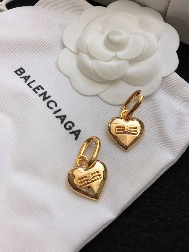 原单货新品 巴黎世家 Balenciaga 新款耳钉专柜一致黄铜材质电镀18K金 火爆款出货 设计独特 前卫 美女必备